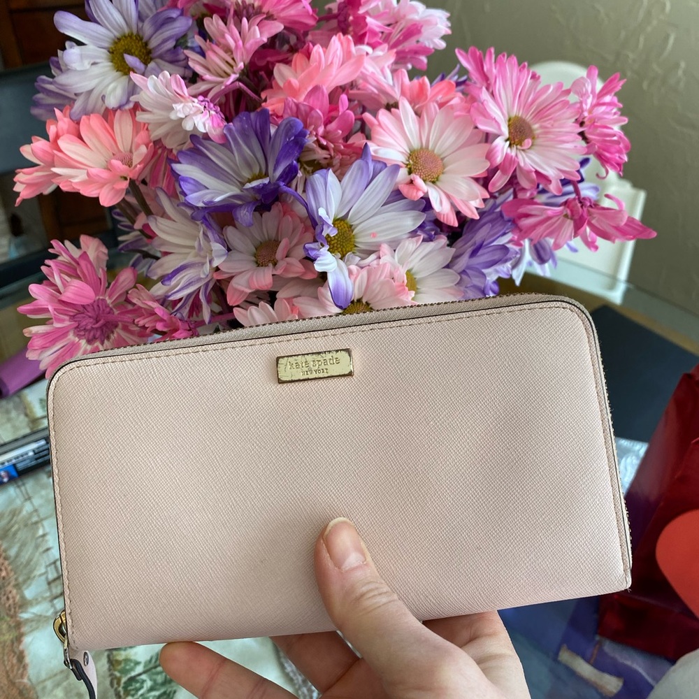 Kate Spade New York wallet in light pink - Picture 3 of 13